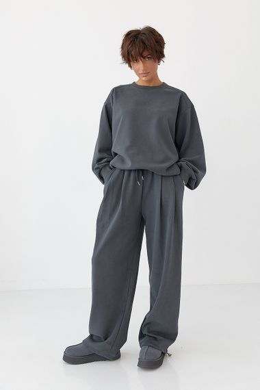 Теплий однотонний костюм зі світшотом та штанами зі складками - темно-сірий цвет, L (є розміри) | Зображення 4