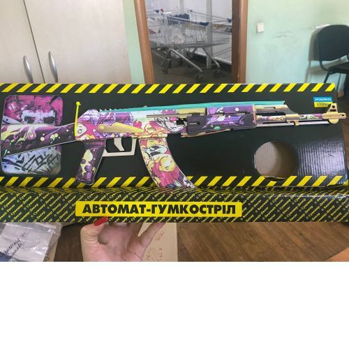 Уценка. Деревянный игровой набор "Автомат резинкострел: AK Mirage" Нету брелока,шатается магазин, немного поврежденая упаковка | Зображення 1
