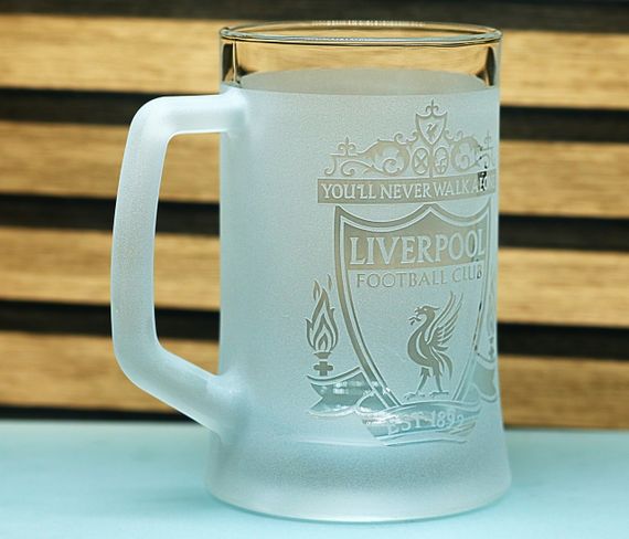 Пивной бокал 670 мл Liverpool с гравировкой подарок для фаната ФК Ливерпуль футбольная кружка | Зображення 1