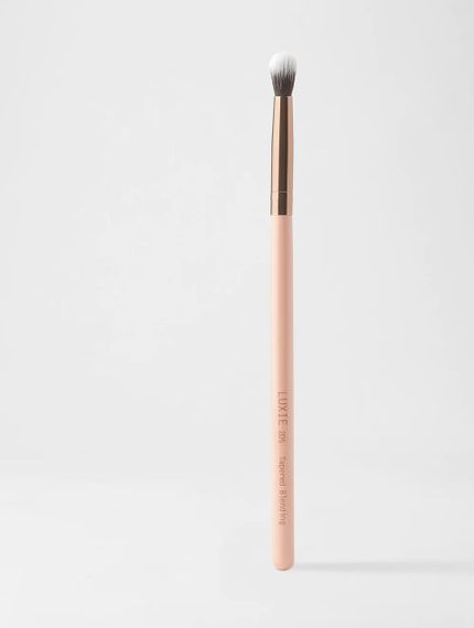 Кисть для макіяжу LUXIE 205 Tapered Blending Brush - Rose Gold | Зображення 1
