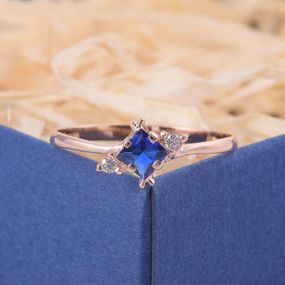 Кольцо из красного золота с синим камнем 20.5