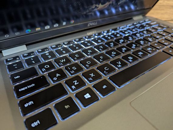 Ноутбук Б-клас Dell Latitude 5310 / 13.3" (1920x1080) IPS / Intel Core i7-10610U (4 (8) ядра по 1.8 - 4.9 GHz) / 8 GB DDR4 / 256 GB SSD / Intel UHD Graphics / WebCam / Windows 10 б/в + Подарунок  Флеш-накопичувач USB 32 GB | Зображення 6