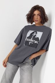 Футболка жіноча oversize з чорно-білим принтом і написом Essential - сірий цвет, ONE SIZE (є розміри)