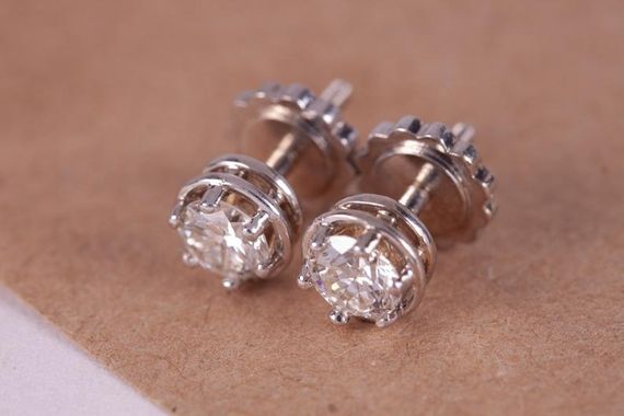 Сережки гвоздики из белого золота с бриллиантами | Зображення 4