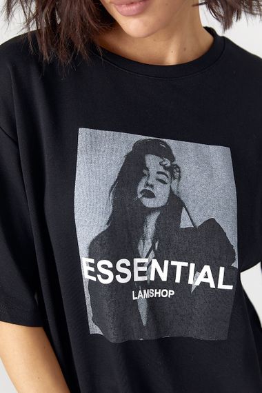 Футболка жіноча oversize з чорно-білим принтом і написом Essential - чорний цвет, ONE SIZE (є розміри) | Зображення 3
