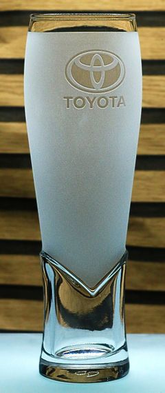 Пивний крафтовий келих 440 мл з гравіюванням Toyota подарунок для автолюбителя  кухоль для пива з логотипом авто | Зображення 1
