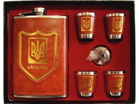 Набор: фляга 270 мл + 4 стопки + лейка.