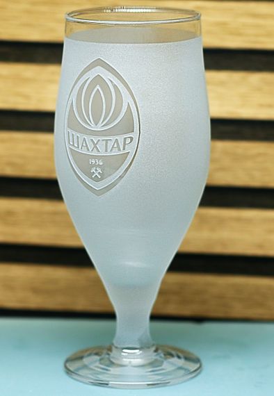 Пивний келих 500 мл ФК Шахтар Донецьк на ніжці з гравіюванням  подарунок кружка фанату футболу | Зображення 2