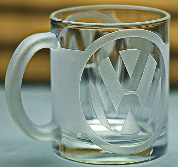 Стеклянная чашка Volkswagen Фольксваген 320 мл с гравировкой Подарок автолюбителю кружка для чая  лого авто и легендарный слоган | Зображення 1