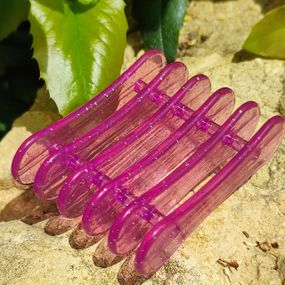 Прозоро-рожева підставка для пензликів