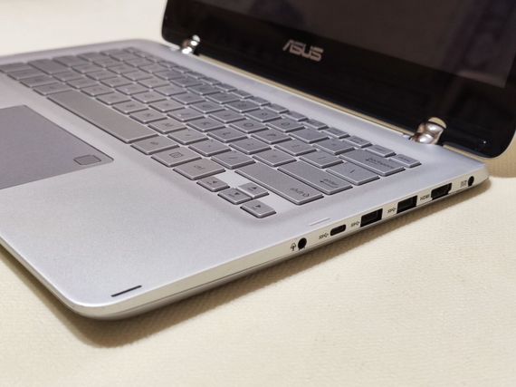 Ноутбук-трансформер Asus Q304UAK 2-in-1 / 13.3" (1920x1080) IPS Touch / Intel Core i5-7200U (2 (4) ядер по 2.5 - 3.1 GHz) / 12 GB DDR4 / 256 GB SSD / Intel HD Graphics 620 / WebCam б/у | Зображення 4