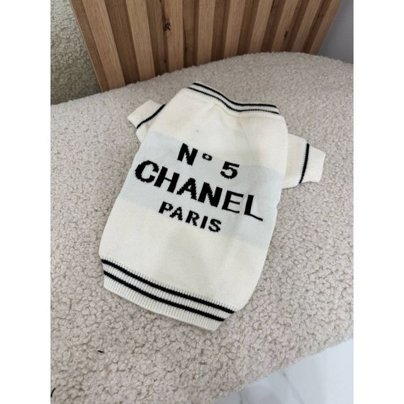 Брендовый свитер для собак CHANEL с черным логотипом на спине, белый
