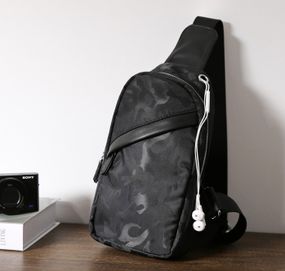 Сумка слінг чоловіча нагрудна чорна тканинна камуфляжна плащівка