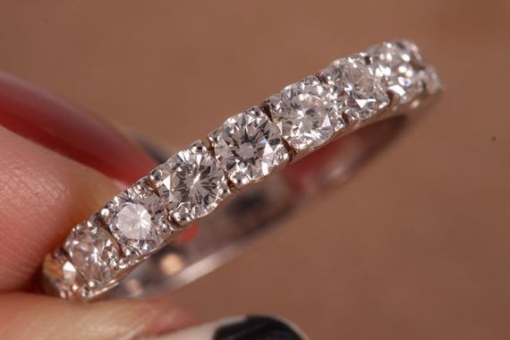 Кольцо из белого золота с фианитами