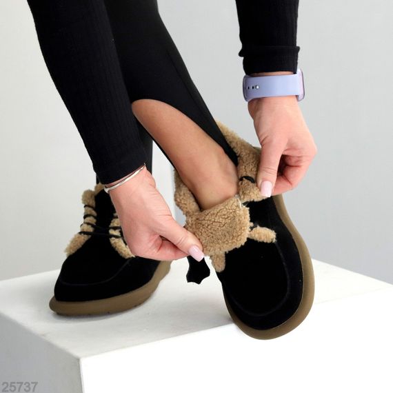 Стильные зимние низкие замшевые черные ботинки с бежевой опушкой | Зображення 7