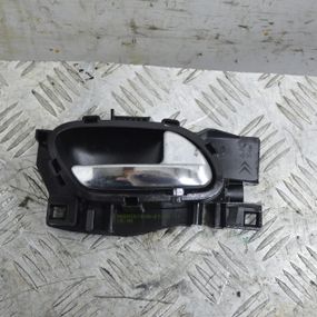 Ручка дверей внутрішня права Peugeot 207 2006-2013 Ручка дверей права Пежо 207 96555516VD