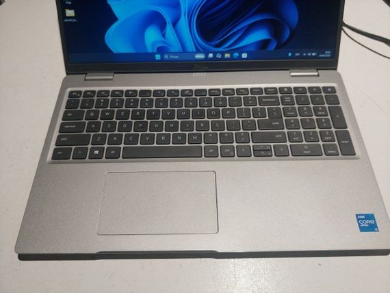 Ультрабук Б-клас Dell Precision 3560 / 15.6" (1366x768) TN / Intel Core i5-1145G7 (4 (8) ядра по 2.6 - 4.4 GHz) / 16 GB DDR4 / 240 GB SSD / Intel Iris Xe Graphics / WebCam / Windows б/в | Зображення 2