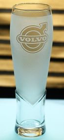 Пивной крафтовый бокал 440 мл с гравировкой Вольво Volvo подарок для автолюбителя кружку для пива