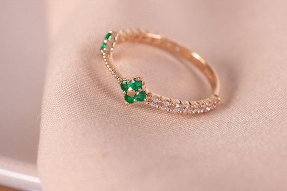 Кольцо из желтого золота с изумрудами и фианитами 15.5 | Зображення 4