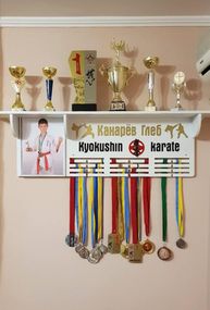 Медальниця карате, тейквондо, айкідо, іменна з поличкою, дерев'яна, тримач для медалей, медальниці