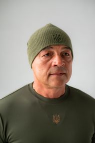 Патріотична шапка з вишитим тризубом/гербом (олива)