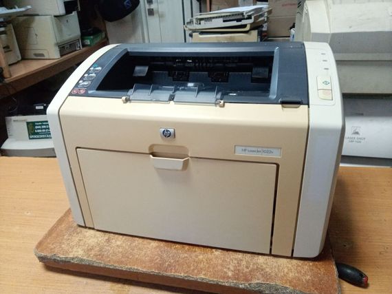 Принтер HP LaserJet 1022n / Лазерний монохромний друк / 1200 x 1200 dpi / A4 / 18 стор / хв / USB 2.0, Ethernet б/в | Зображення 1