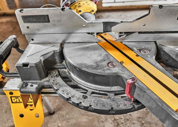 Пила торцювальна акумуляторна DeWalt с АКБ та ЗП DCS781X2 | Зображення 4