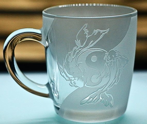 Стеклянная чашка 350 мл Инь-Янь рыба карп с гравировкой символ гармонии подарок для мужчины | Зображення 1