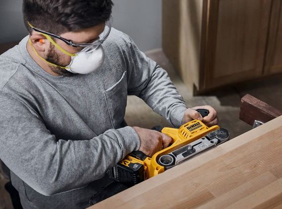 Стрічкова акумуляторна шліфмашина DeWalt з АКБ та ЗП DCW220P2 | Зображення 2