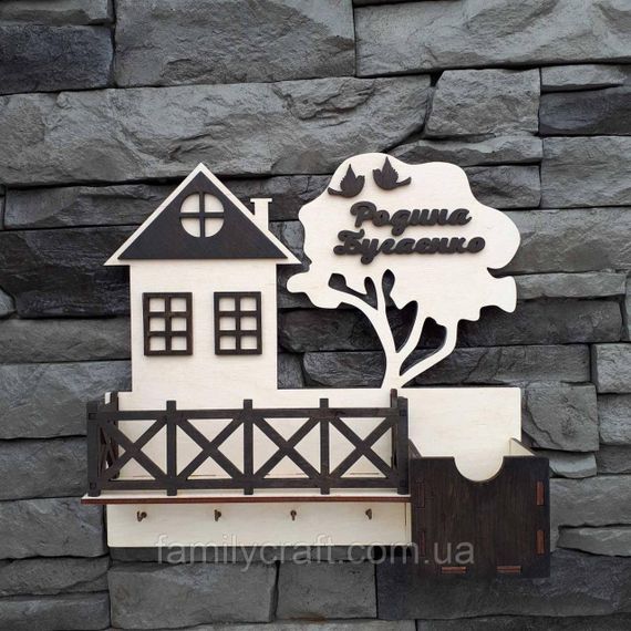 Именная настенная ключница с полочкой и органайзером Family Craft венге, деревянная вешалка для ключей на 4 крючка
