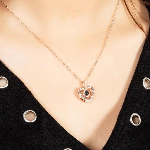 Кулон у формі серця з проекцією "I love you" на 100 мовах світу / Жіночий кулон з ланцюжком / Підвіска на шию | Зображення 1