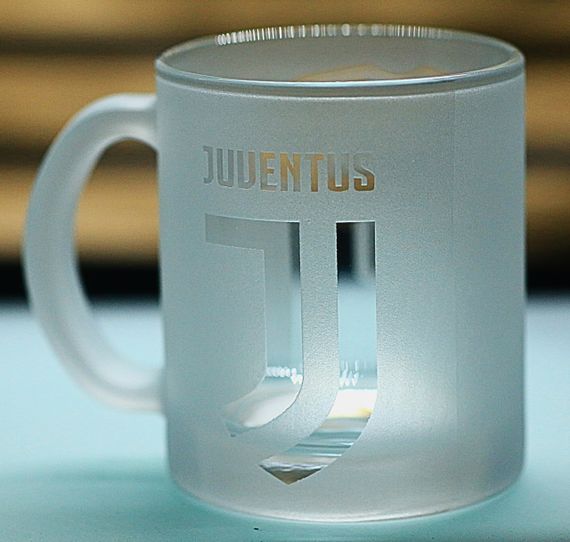 Подарункова скляна чашка для чаю та кави 320 мл з  гравіюванням лого футбольного клуба ФК Ювентус POGBA | Зображення 2