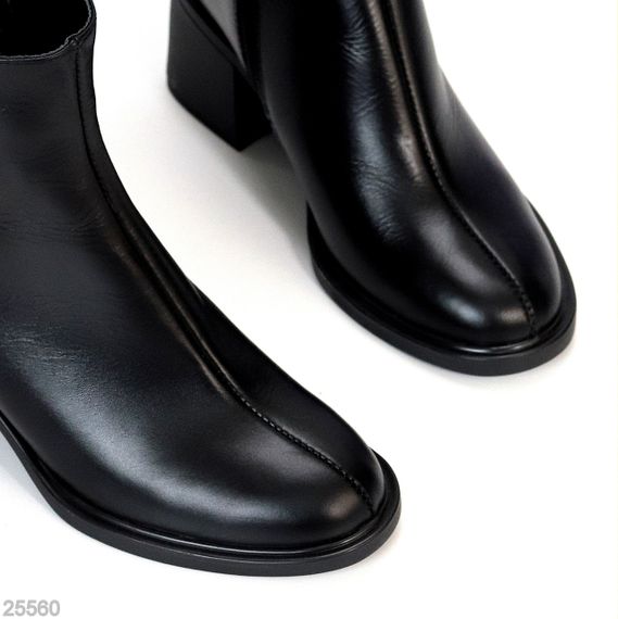 Классические лаконичные черные кожаные ботильоны на среднем каблуке | Зображення 2