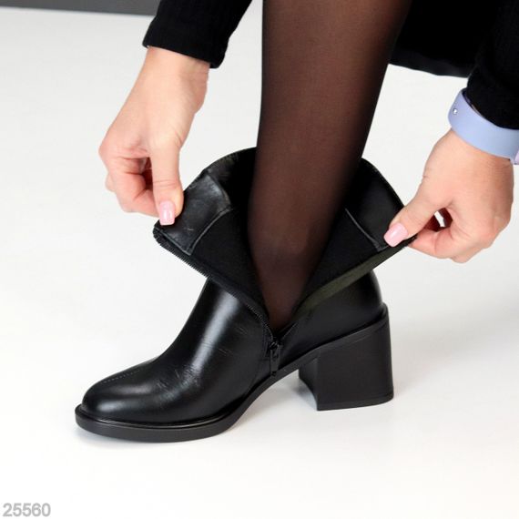 Классические лаконичные черные кожаные ботильоны на среднем каблуке | Зображення 8