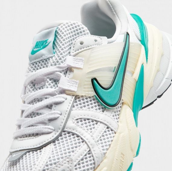 Оригінальні кросівки Nike V2K Runtekk Running Shoes White FD0736-105 | Зображення 1