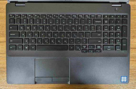 Ультрабук Dell Latitude 5501 / 15.6" (1920x1080) IPS / Intel Core i5-9400H (4 (8) ядра по 2.5 - 4.3 GHz) / 16 GB DDR4 / 512 GB SSD / Intel UHD Graphics 630 / HDMI / WebCam / Windows 10 б/у + Подарок Беспроводная мышь / USB | Зображення 2