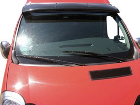 Козырек на лобовое стекло (черный глянец, 5мм) для Renault Trafic 2001-2015 гг