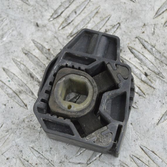 Кронштейн кріплення радіатора Volkswagen Polo IV 2001-2009 Подушка втулка радіатора Фольксваген 012720B | Зображення 1