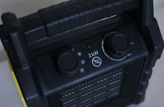 Електричний обігрівач GEKO 2,0 кВт, площа обігріву 30 кв.м., підлоговий, жовтий/чорний (380405) | Зображення 5