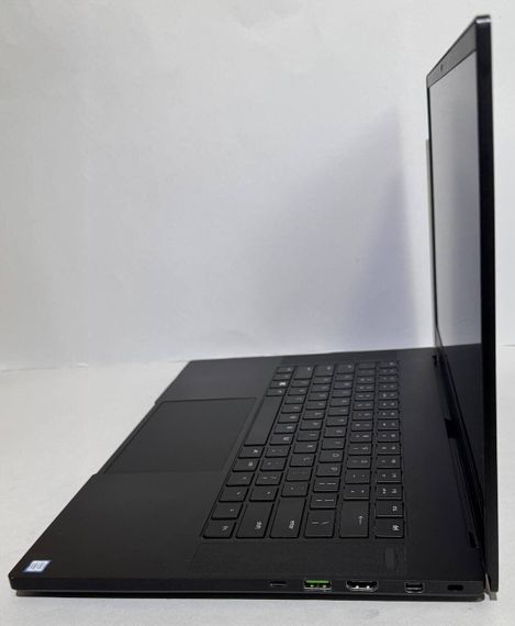 Игровой ноутбук Б-класс Razer Blade 15 RZ09-0301 / 15.6" (1920x1080) IPS / Intel Core i7-9750H (6 (12) ядер по 2.6 - 4.5 GHz) / 32 GB DDR4 / 1000 GB SSD / nVidia GeForce RTX 2070 Max-Q, 8 GB GDDR6, 256-bit / WebCam б/у | Зображення 4