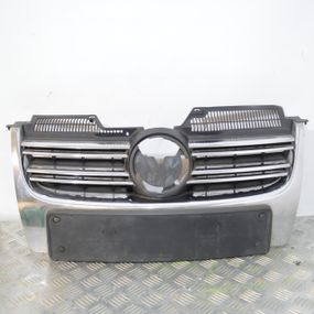 Решітка радіатора Volkswagen Golf V Jetta 2003-2009 Решітка переднього бампера Фольксваген Гольф 5 1K5853653