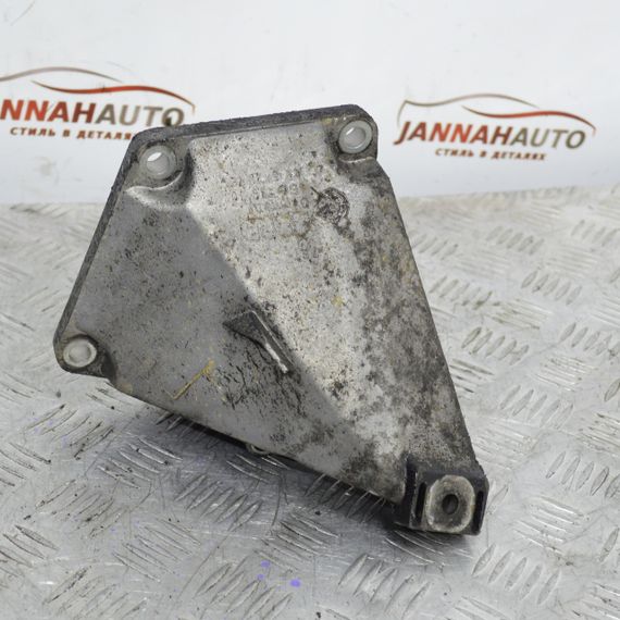 Кронштейн двигуна лівий Skoda Superb 2.5 TDI опора мотора ліва Шкода Суперб 4B0199307F