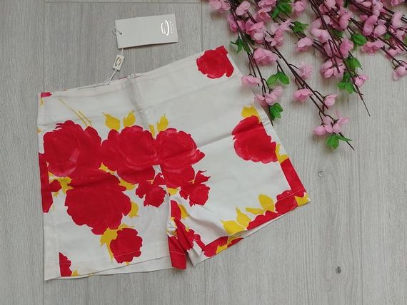 Жіночі короткі білі шорти в квітковий принт.