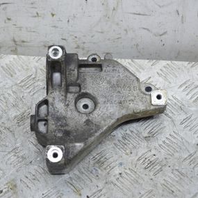 Кронштейн компресора кондиціонера 1.4 TSI Volkswagen Golf V 2003-2010 Фольксваген Гольф 5 03C903143B