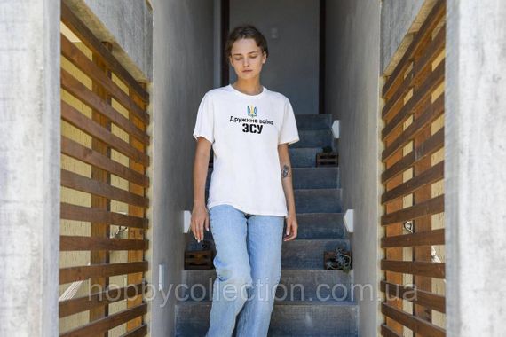 Футболка жіноча із патріотичним принтом "Дружина воїна ЗСУ" біла | Зображення 2