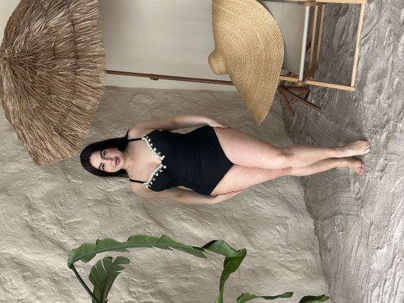Чорний суцільний купальник PLUS SIZE  з мушлями на бюсті | Зображення 1