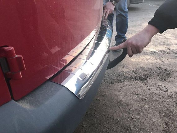 Накладка на задний бампер с большим загибом (Elite, сталь) для Volkswagen Caddy 2004-2010 гг. | Зображення 3