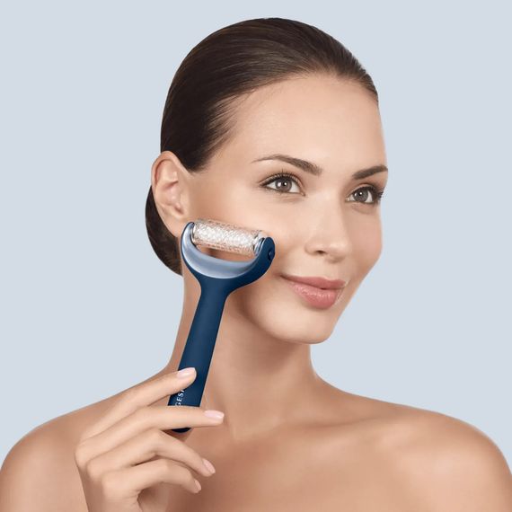 Электронный роллер для лица и тела с микроиглами GESKE MicroNeedle Face&Body Roller 8в1 gray, Синий | Зображення 3