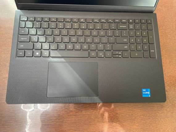 Ультрабук Dell Vostro 15 3510 / 15.6" (1920x1080) IPS / Intel Core i5-1135G7 (4 (8) ядра по 2.4 - 4.2 GHz) / 16 GB DDR4 / 256 GB SSD / Intel Iris Xe Graphics / WebCam б/в | Зображення 3