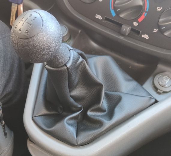 Ручка и чехол КПП ОЭМ 735424356 (черная) для Fiat Doblo I 2001-2005 гг.